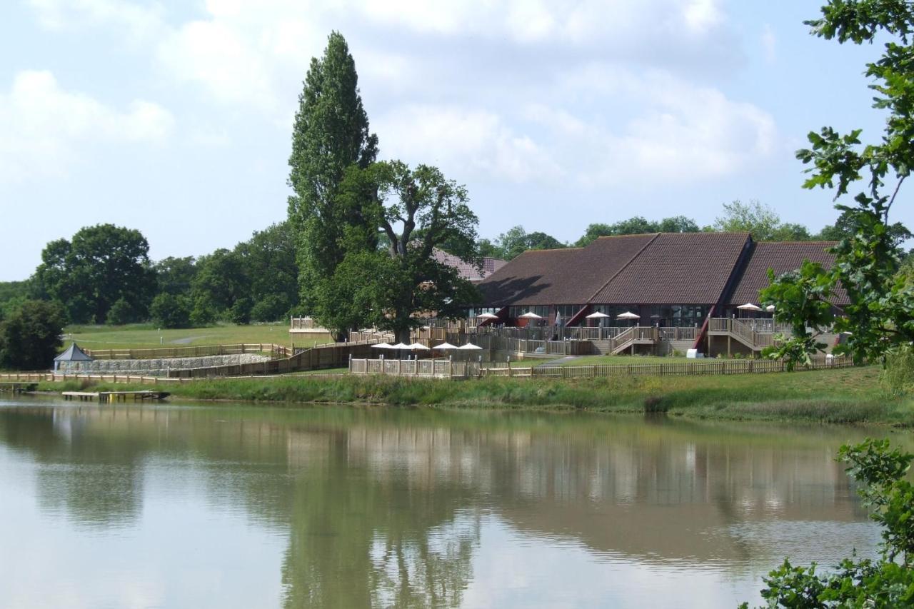 Lakeside Park Hotel&Spa Fishbourne  Buitenkant foto