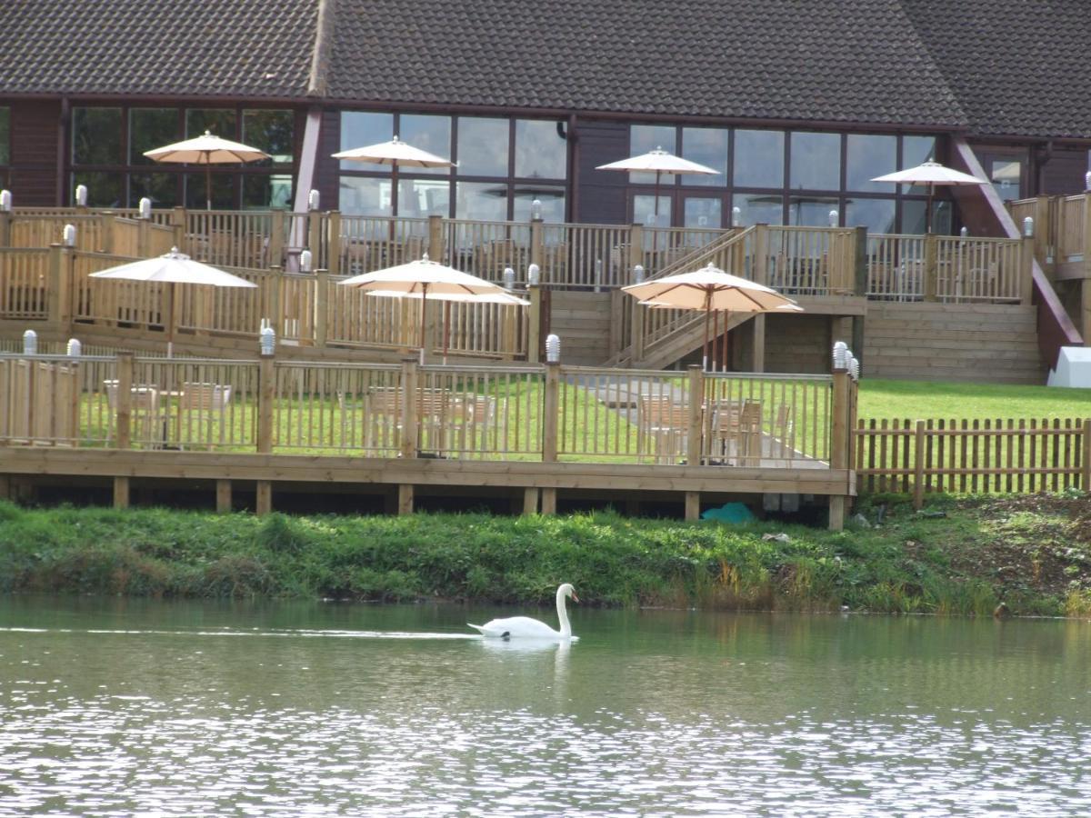 Lakeside Park Hotel&Spa Fishbourne  Buitenkant foto